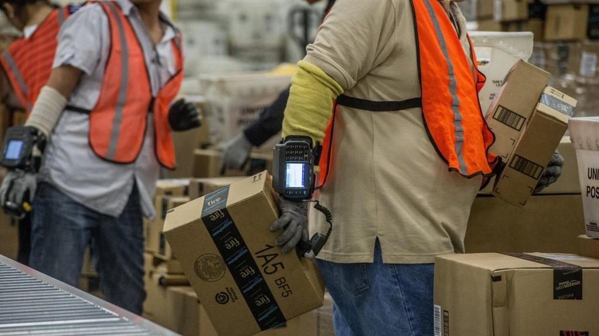 Amazon is making on-the-spot job offers Tuesday and Wednesday at Green River College’s Kent Campus, a day after doing the same in Tacoma.