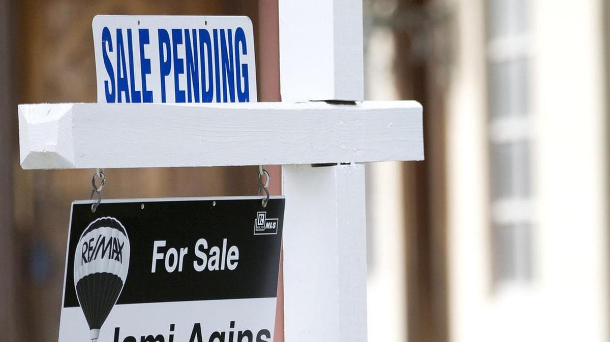 
A “sale pending” sits atop a realty sign outside a Florida home.
