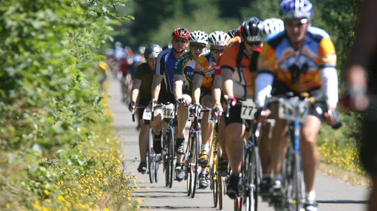 A group of cyclists roll west out of Yelm during the 2008 Seattle to Portland Bicycle Classic.