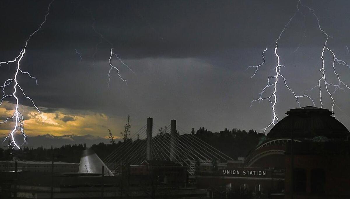 Brief thunderstorms moved across Tacoma on May 4, 2017. The Pierce County area could see thunderstorms this afternoon, according to the Nation Weather Service.