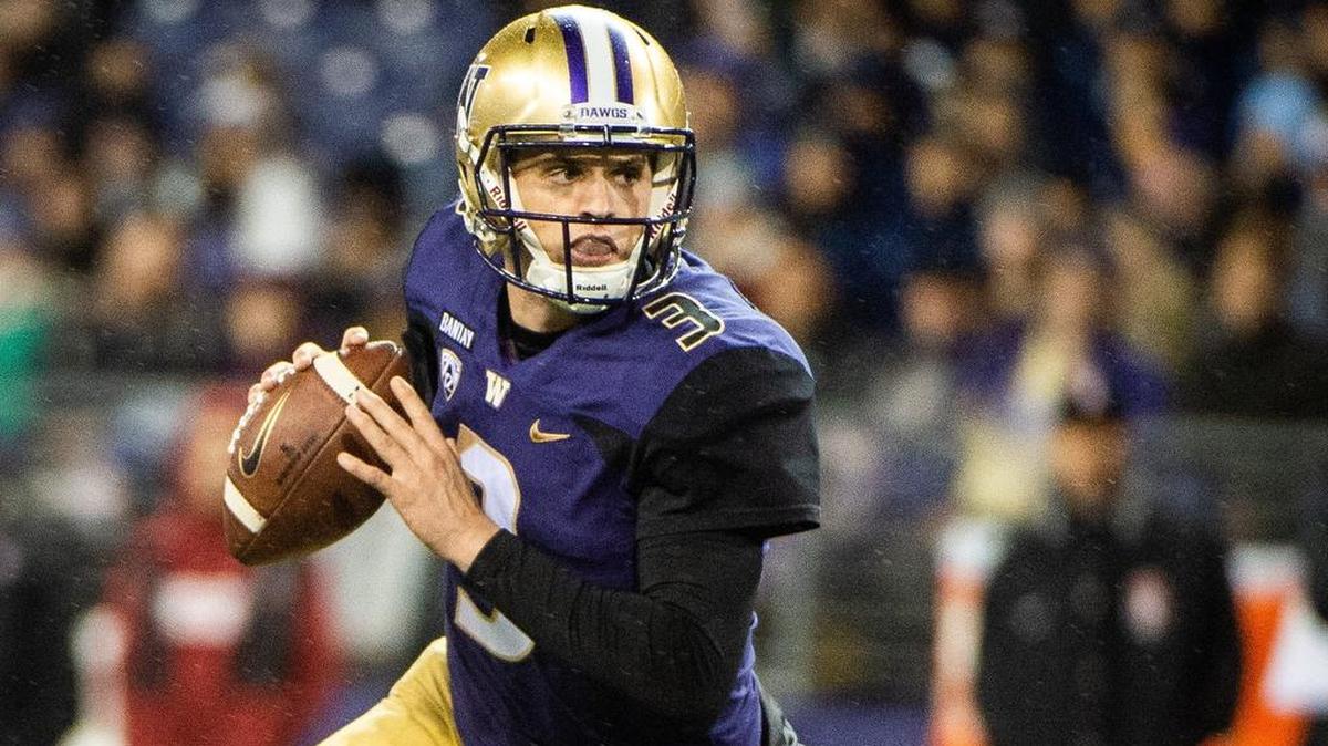 Washington quarterback Jake Browning (3) looks to pass in the first quarter. The Washington Huskies played the Stanford Cardinal in a NCAA football game at Husky Stadium in Seattle, Wash., on Saturday, Nov. 3, 2018.