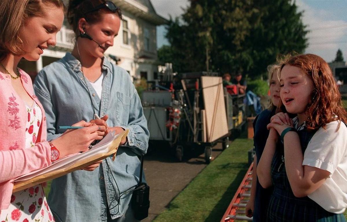 Emilia Skrinar, right, is delighted to receive an autograph from actress Larisa Oleynik. Oleynik, flanked by movie production assistant Hope Garrison, was filming “10 Things I Hate About You,” at a Tacoma home on North Junett Street.