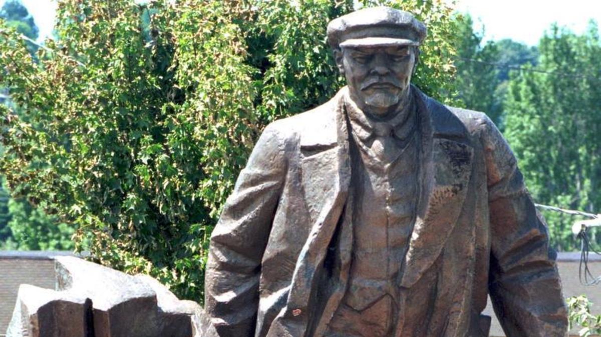 A 7-ton statue of communist leader Lenin in the Fremont neighborhood of Seattle was the target of Trump supporters Wednesday.