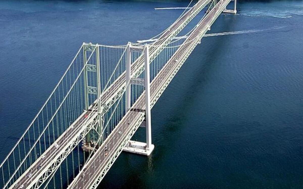 The old and new Tacoma Narrows bridges together shortly after their opening from a Cessna 172SP airplane.
