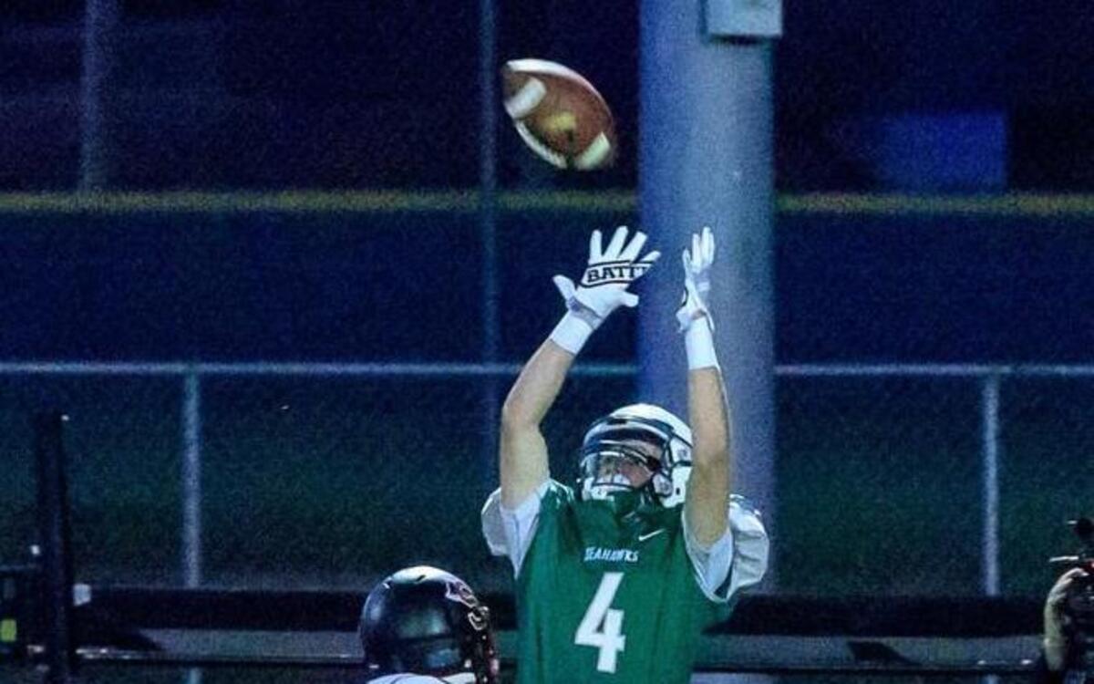 Peninsula receiver Alex Beloate racked up 109 yards on four catches for the Seahawks against Shelton on Friday night.