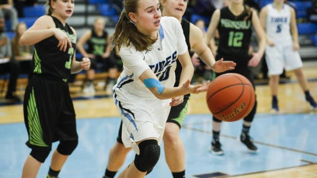 Gig Harbor’s Brynna Maxwell (10) passes in the first quarter of the game against Peninsula on Friday night.