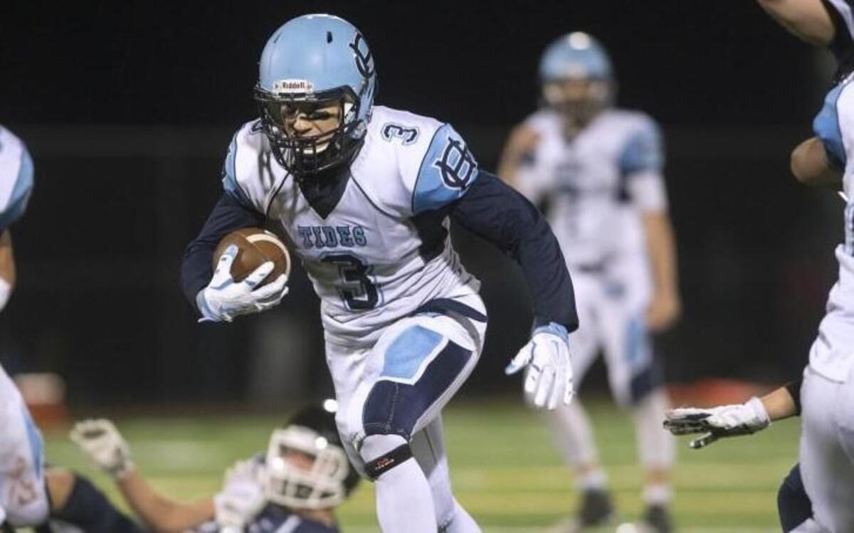 Gig Harbor High receiver Noah Samsen breaks loose against the Olympia defense during Friday night’s game.