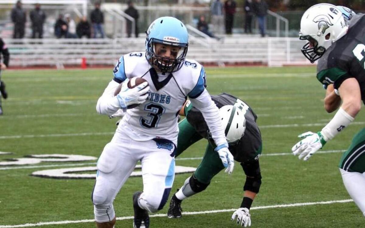 Gig Harbor senior receiver Noah Samsen runs the ball against Skyline on Saturday afternoon.