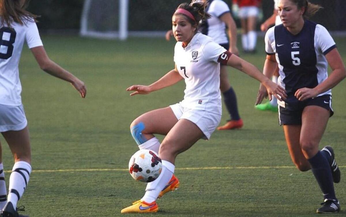 Gig Harbor High senior Lauren Hatteberg (7) controls the ball in Thursday’s game against Bellarmine.