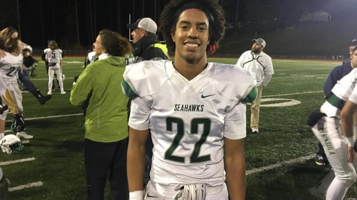 Peninsula’s Ben Stanford made a crucial field goal in the third quarter against Mountain View in Vancouver.