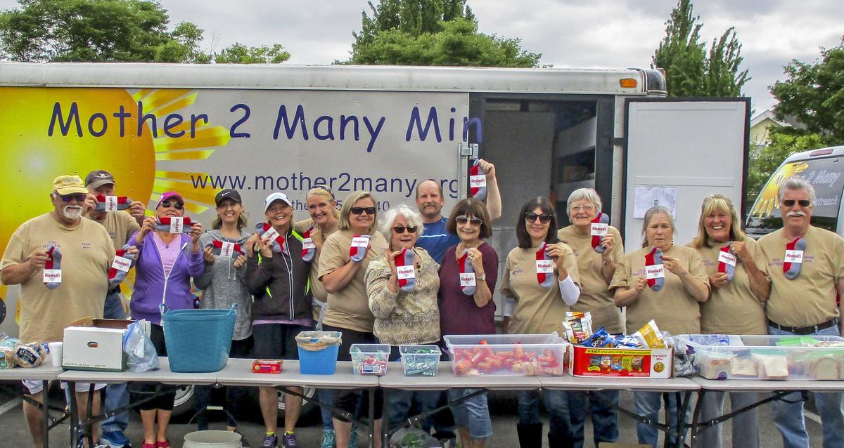Volunteers with Mother 2 Many gather for a photo in Sumner.