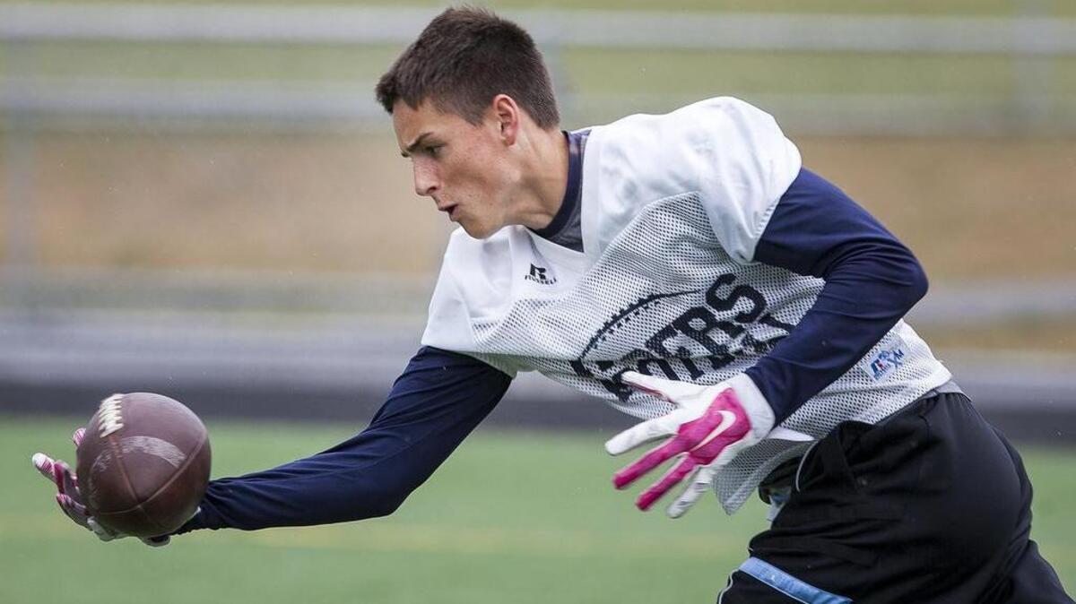 Rogers’ Cade Barrett makes a one-handed catch during practice last week.