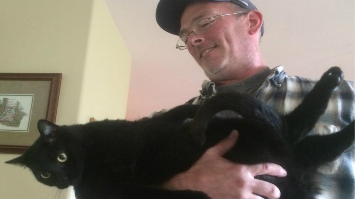 Kerry Gansberg said his 10-year-old cat, Strider, alerted his wife, Barb, to the presence of two burglars Tuesday in their Olympia home.