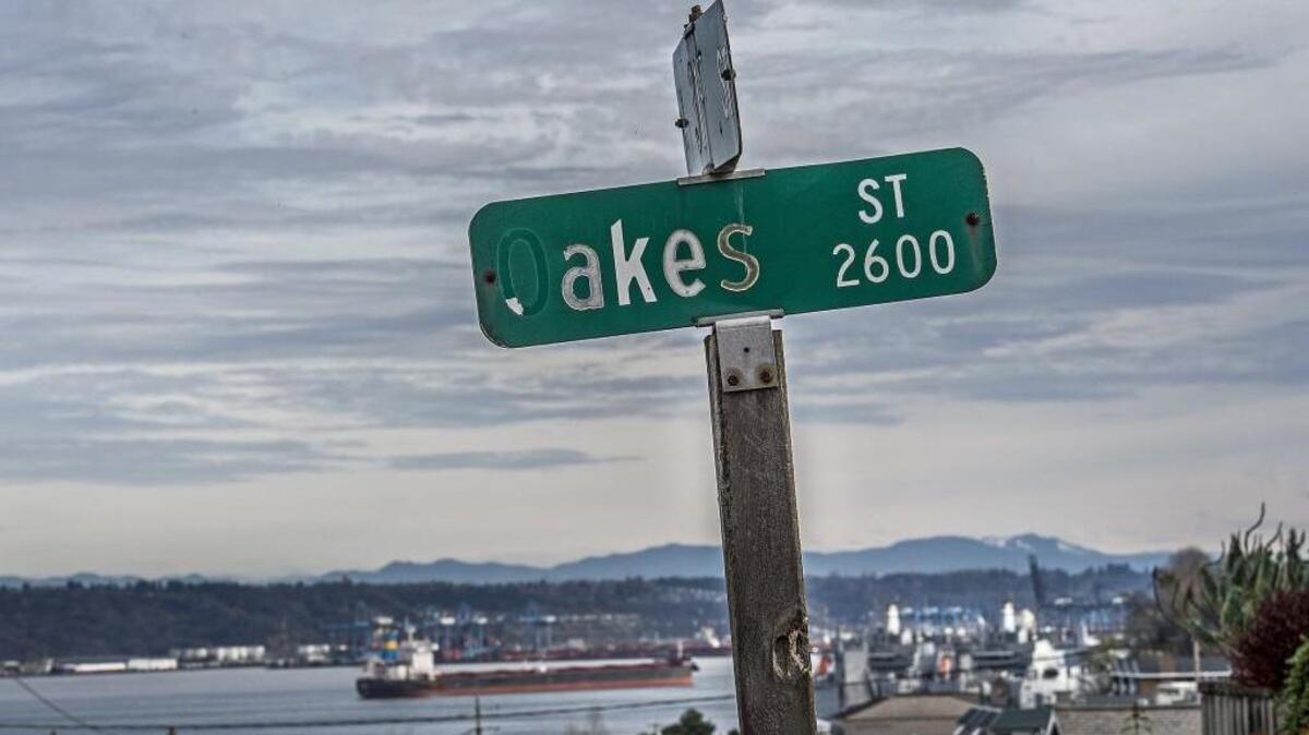 A faded street sign for Oakes Street on the intersection with 31st Street in Tacoma’s Old Town neighborhood, Friday, Dec. 1.