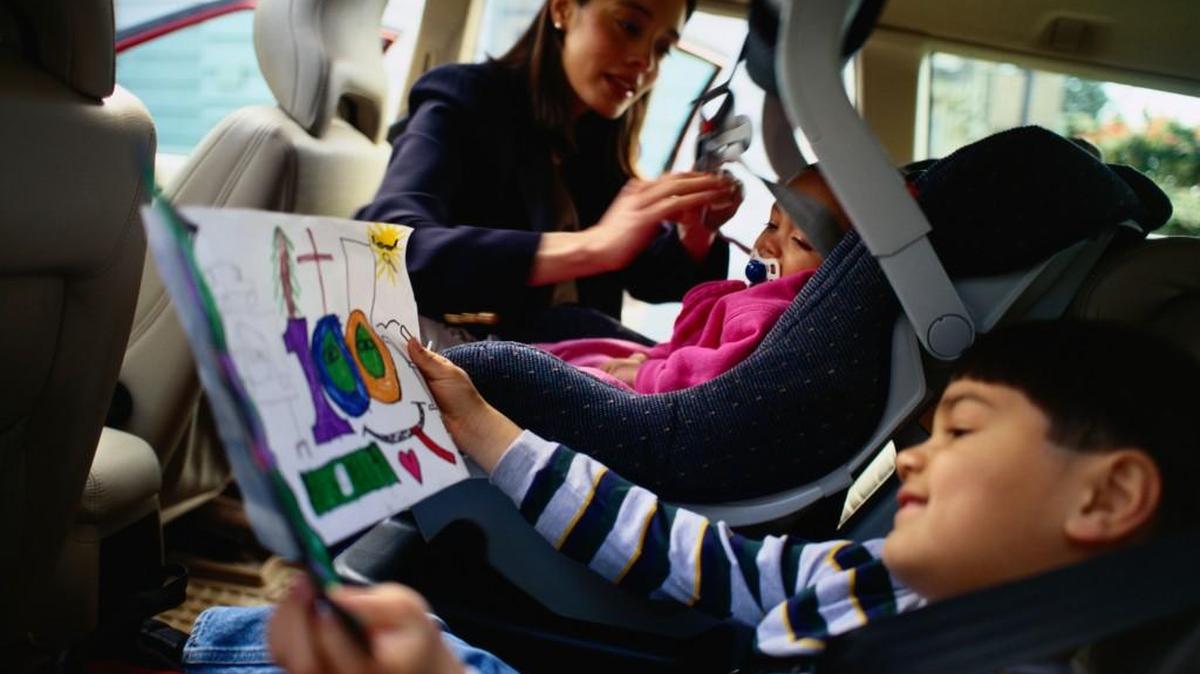Here’s what to know before switching your child from a rear-facing restraint, to a booster seat and then to the passenger seat in Illinois.