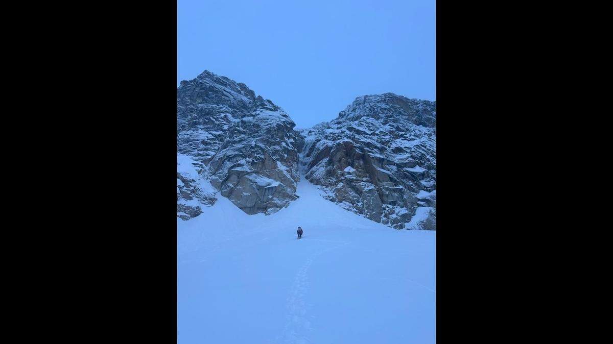 Two climbers were stranded overnight in frigid weather after one of them fell from a cliff, Washington rescuers say.