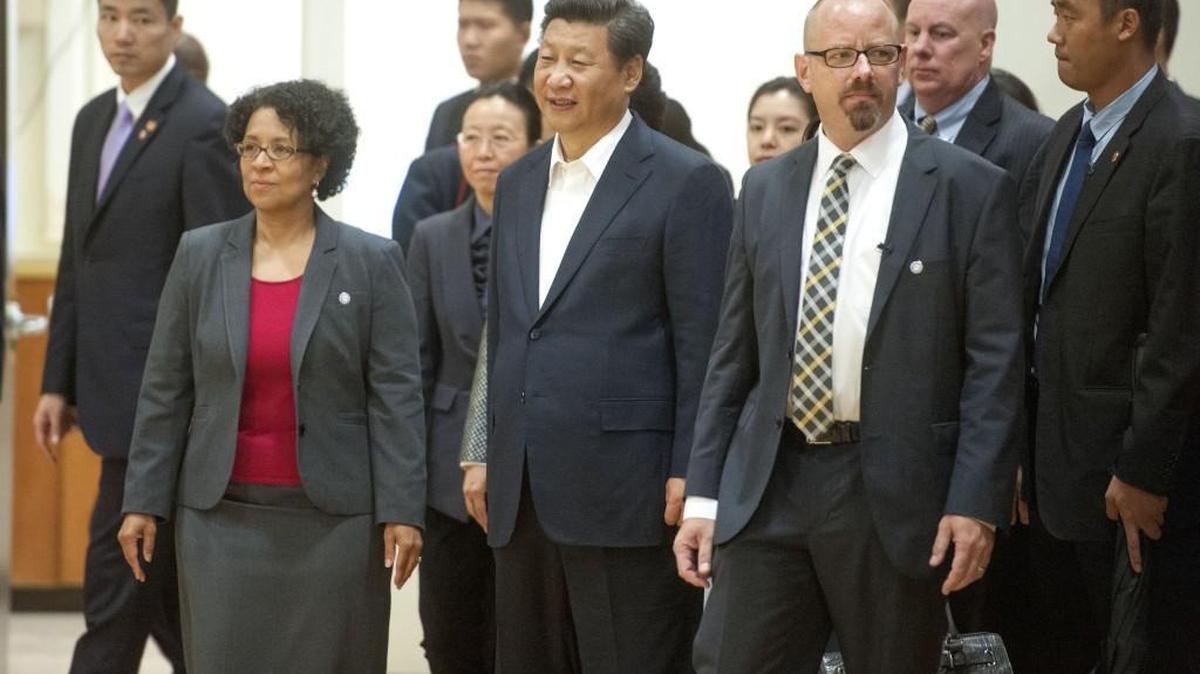 Tacoma mayor Marilyn Strickland, left, and Lincoln High principal Patrick Erwin flank Chinese president Xi Jinping as they entered the gym during his visit to Lincoln High on Sept. 23, 2015.