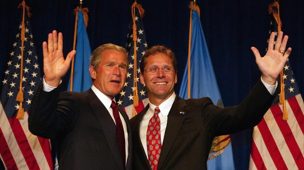 Steve Largent, former Seattle Seahawk and U.S. Congressman, will give the keynote at the Franklin County Republican Central Committee’s Lincoln Day Dinner on May 3. He appears with then President George Bush during a fund raising dinner above.