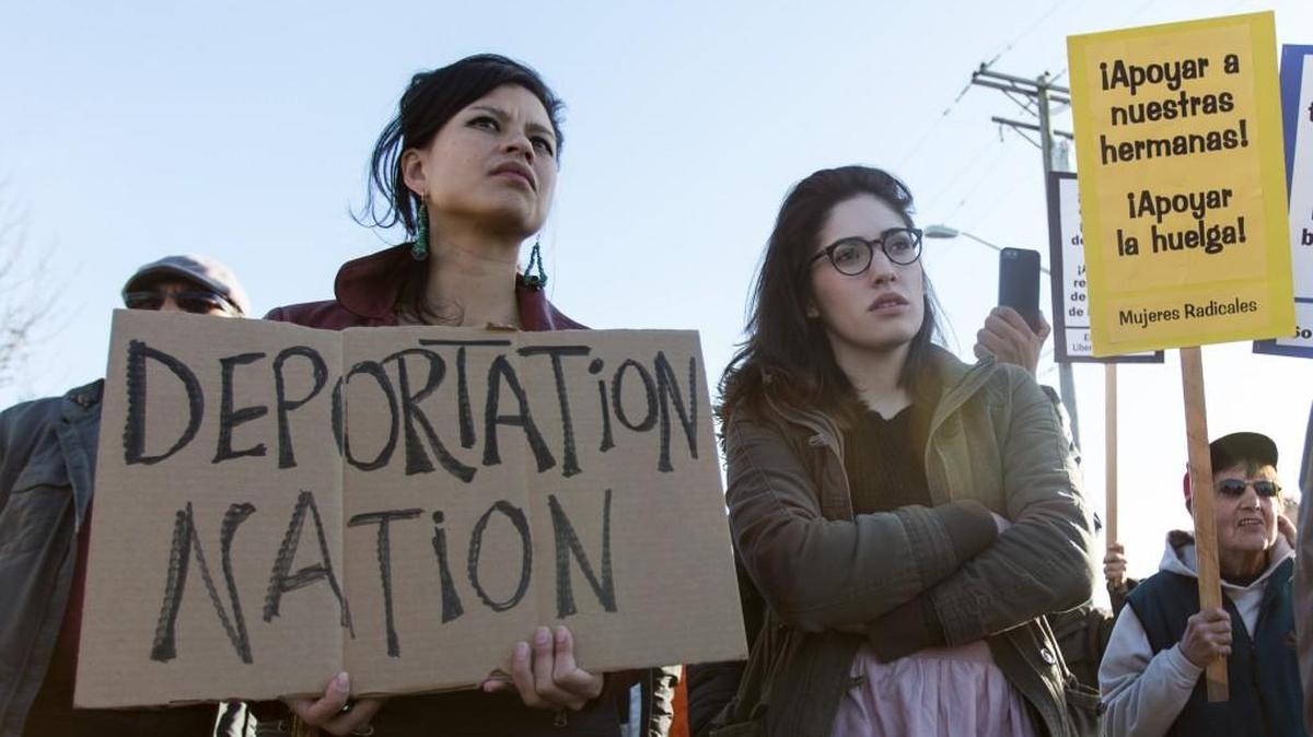Manifestantes se oponen a las deportaciones durante una protesta frente al Centro de Detención del Noroeste en Tacoma. Las recientes órdenes de deportación del presidente Trump han puesto en vilo a los inmigrantes latinos, y han enviado a algunos a los brazos de notarios sin licencia que ofrecen un dudoso asesoramiento legal.