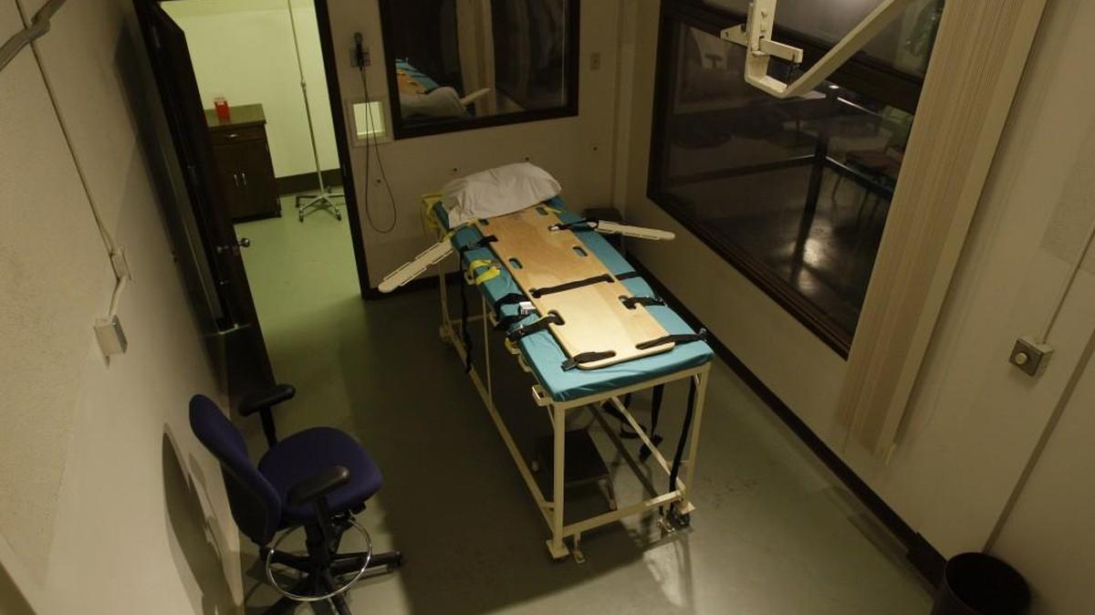 The execution chamber at the Washington State Penitentiary, shown with the witness gallery behind glass at right, in Walla Walla.