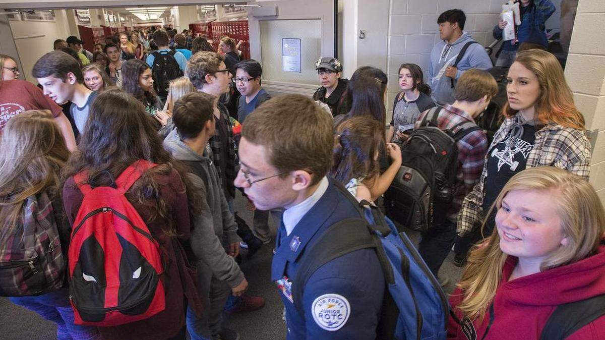 During five-minute passing periods at Bethel High, nearly 600 students navigate the “Bethel Bottleneck,” a convergence of hallways and stairs that lead to the only door accessing 16 portable classrooms.