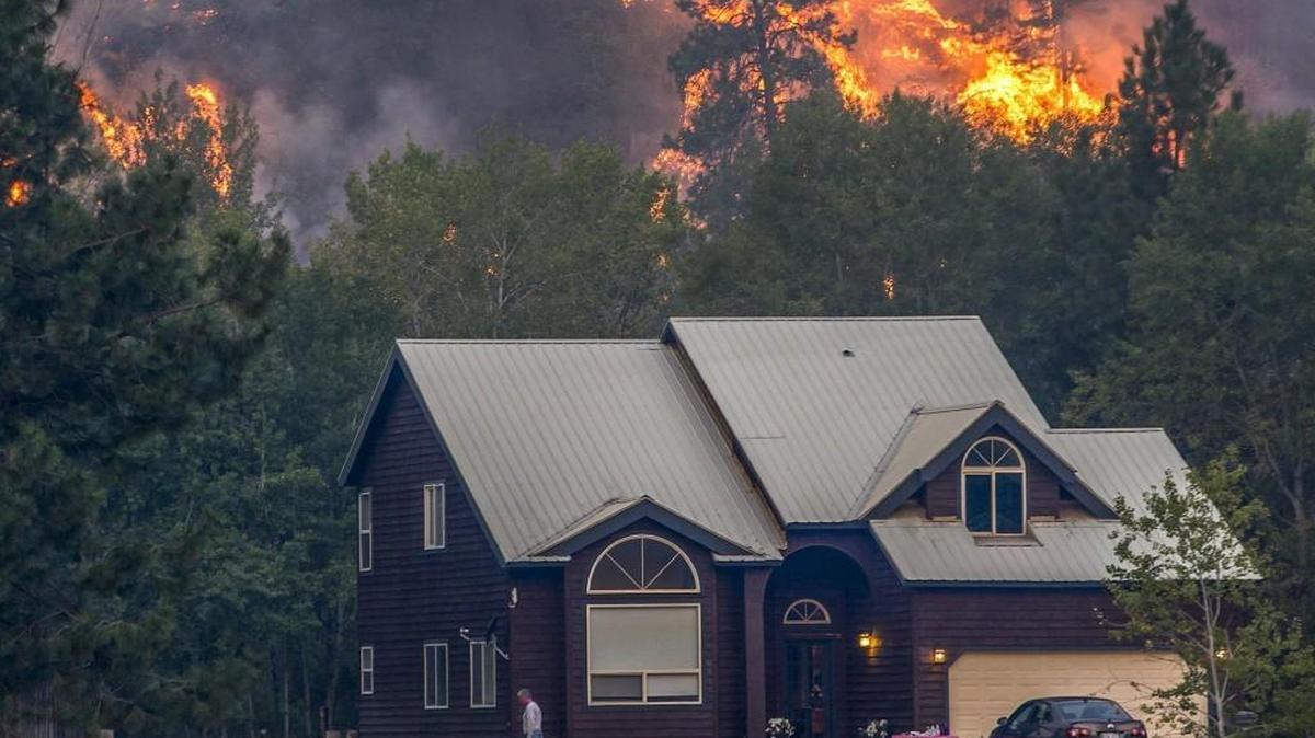 Firefighters on several fronts fought against the 2015 wildfires that threatened homes in the north-central part of Washington state.