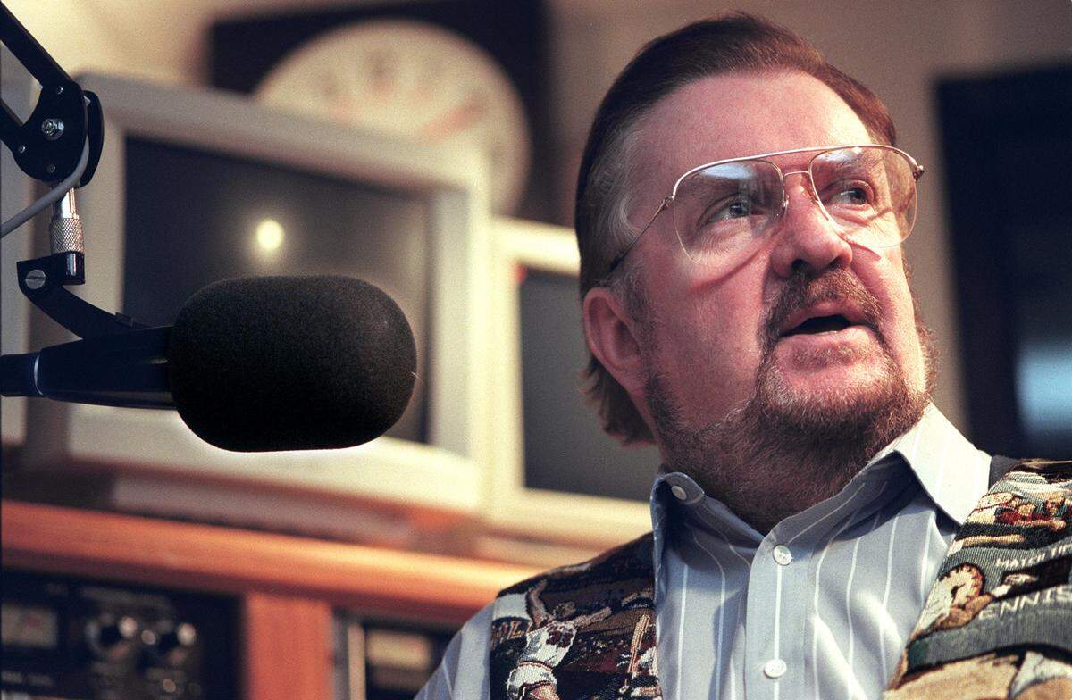 96/03/15- After a long-winded career, two old companions, sportscaster Wayne Cody and a KIRO microphone, will be parted when Cody retires from the industry at the end of March. Photographed 96/03/15 in the KIRO studios in Seattle.