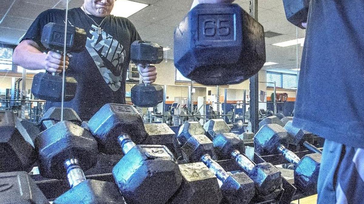 Graham-Kapowsin offensive lineman Foster Sarell, considered one of the top-10 football recruits in the nation for 2017 works out at Graham Kapowsin High School Friday 1/22/16.