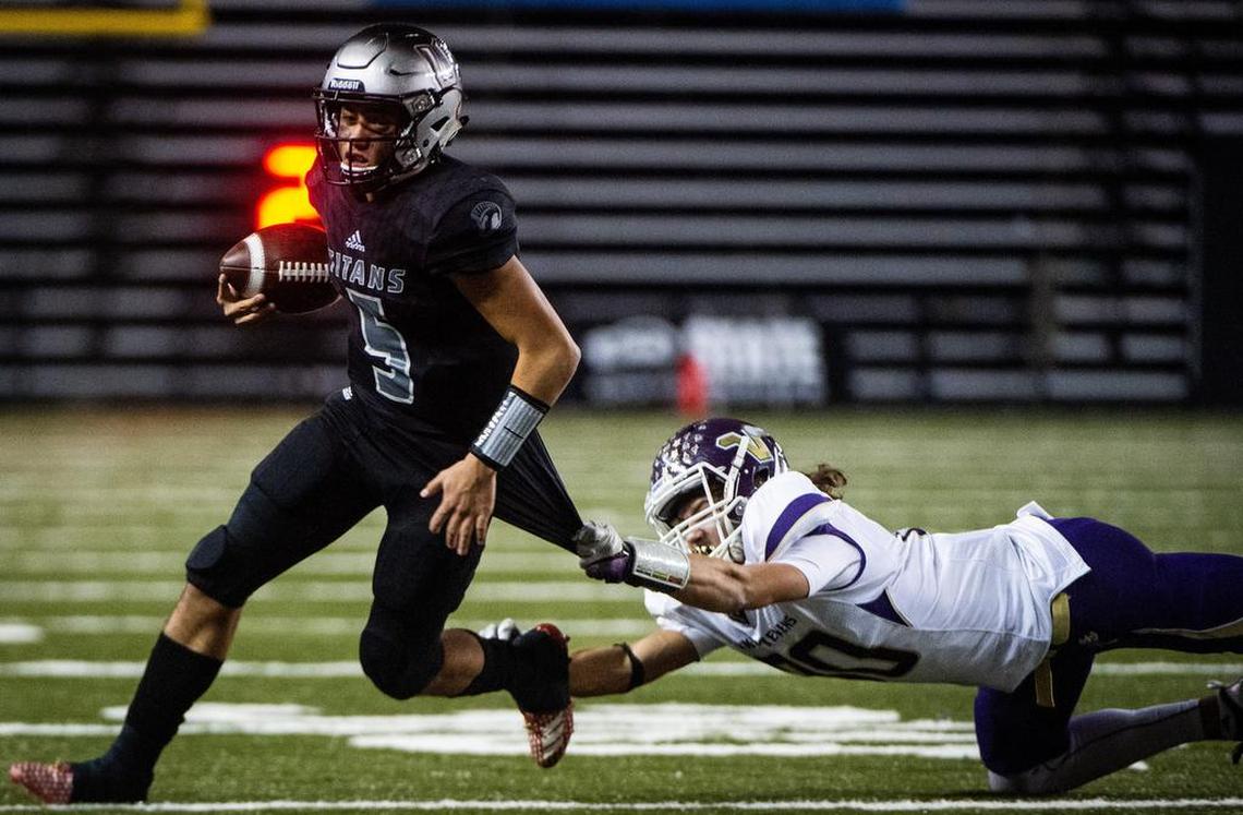 Union’s Lincoln Victor (5) escapes a tackle by Lake Steven’s Drew Carter (80). Union played Lake Stevens in the WIAA 4A football state championship game at the Tacoma Dome in Tacoma, Wash., on Saturday, Dec. 1, 2018.