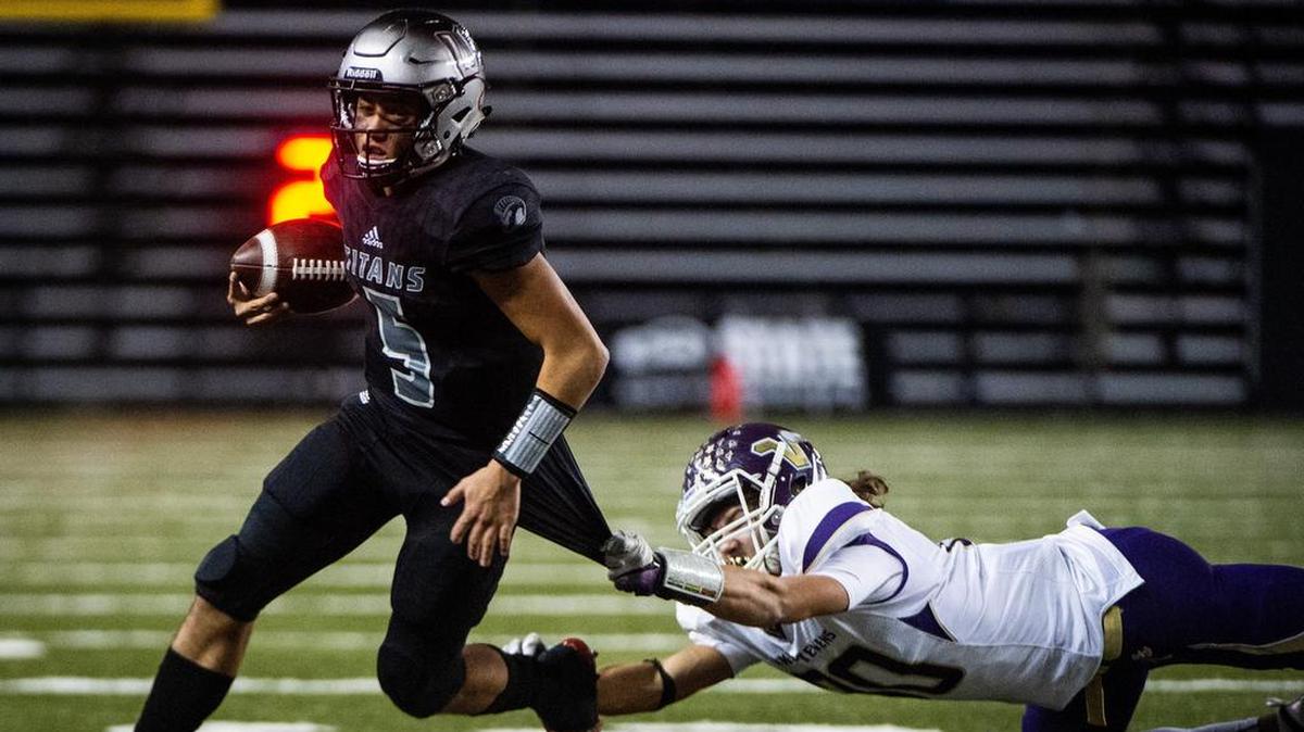 Union’s Lincoln Victor (5) escapes a tackle by Lake Steven’s Drew Carter (80). Union played Lake Stevens in the WIAA 4A football state championship game at the Tacoma Dome in Tacoma, Wash., on Saturday, Dec. 1, 2018.