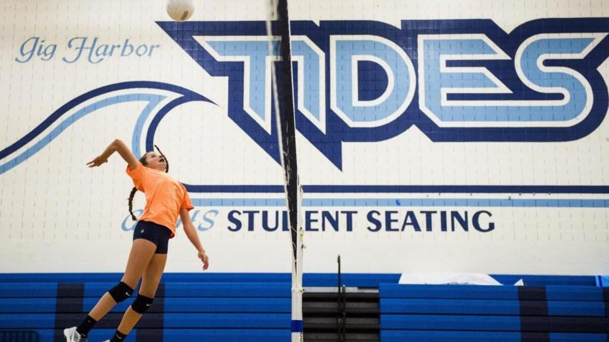 The Gig Harbor High School volleyball team warms up in Gig Harbor, Wash., on Thursday, Aug. 31, 2017.