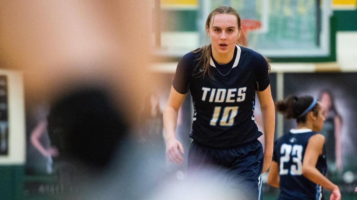 Gig Harbor’s Brynna Maxwell gets ready on defense in the first quarter. Peninsula played Gig Harbor in a basketball game at Peninsula High School in Purdy, Wash., on Thursday, Jan. 31, 2019.