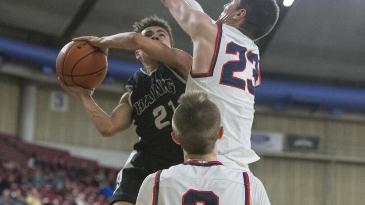 River Ridge’s Jaden White (21) looks to shoot against Ellensburg’s Coleman Sparling (23) and Trey Bennett.