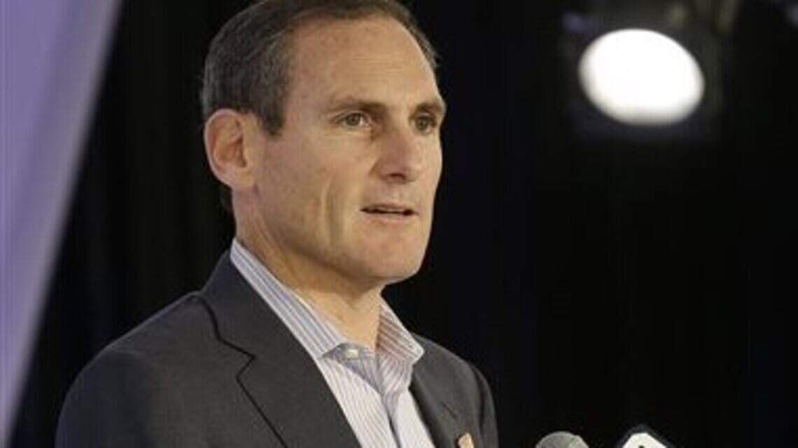 Pac-12 announces Larry Scott’s controversial time as commissioner will end in June