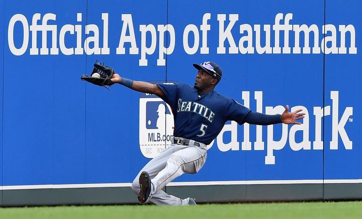 Seattle Mariners left fielder Guillermo Heredia catches a fly ball out in foul territory on Kansas City Royals' Melky Cabrera to end the first inning during the second baseball game of a double header on Sunday, Aug. 6, 2017 at Kauffman Stadium.