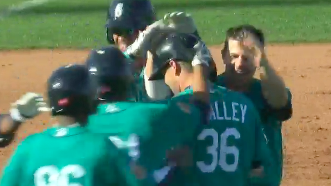 Mariners 11, Cubs 10: Three-run ninth caps comeback from eight-run hole