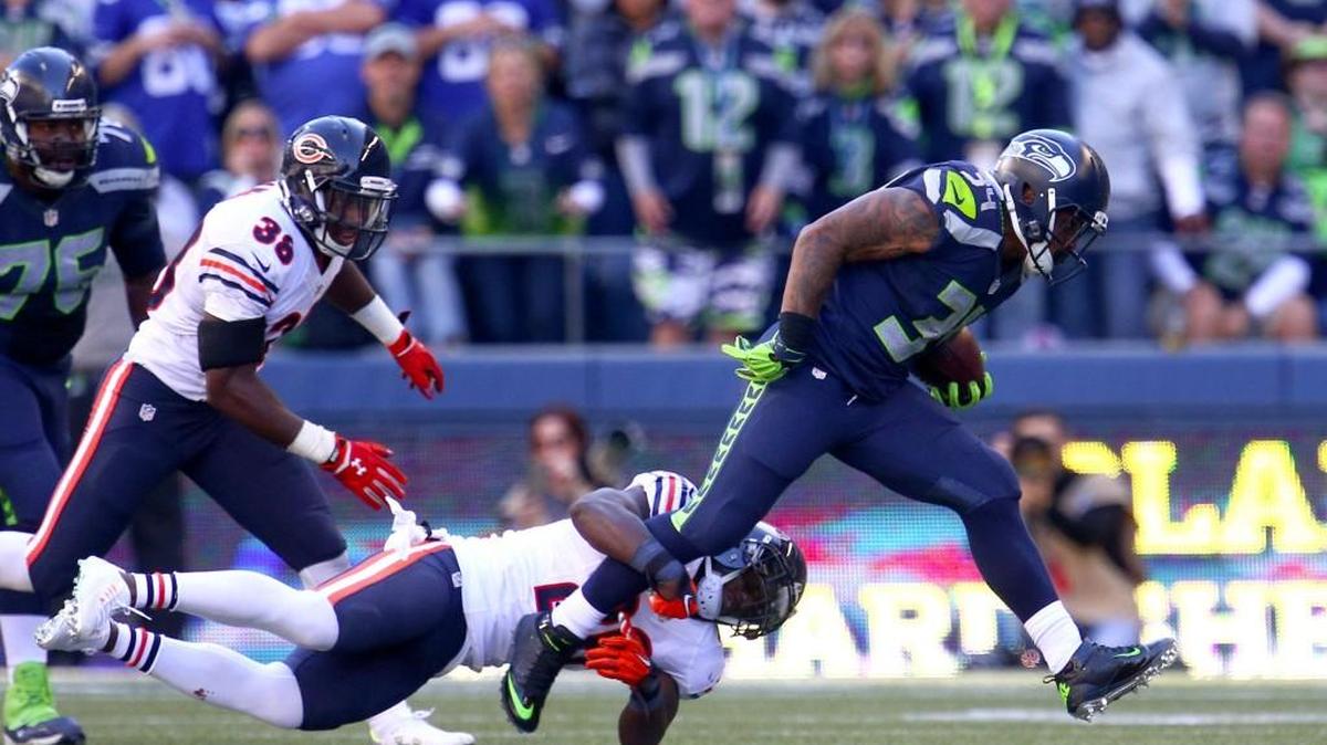 
Seahawks running back Thomas Rawls picks up 17 yards on a fourth-quarter run Sunday against the Bears. Rawls rushed for 104 yards on 16 carries in the victory.
