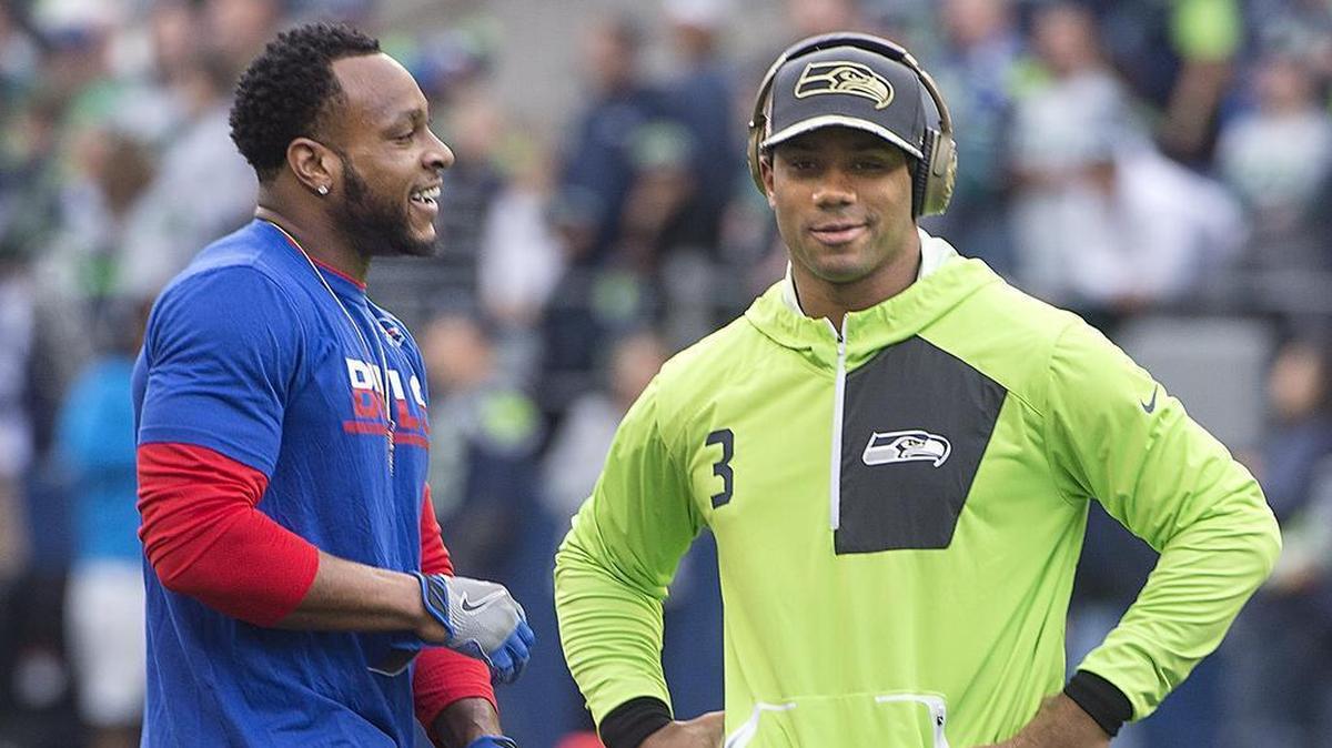 Former Seahawks Percy Harvin exchanges pleasantries with Seattle quarterback Russell Wilson during pre-game warmups. Photo taken in Seattle on Monday, Nov. 7, 2016.