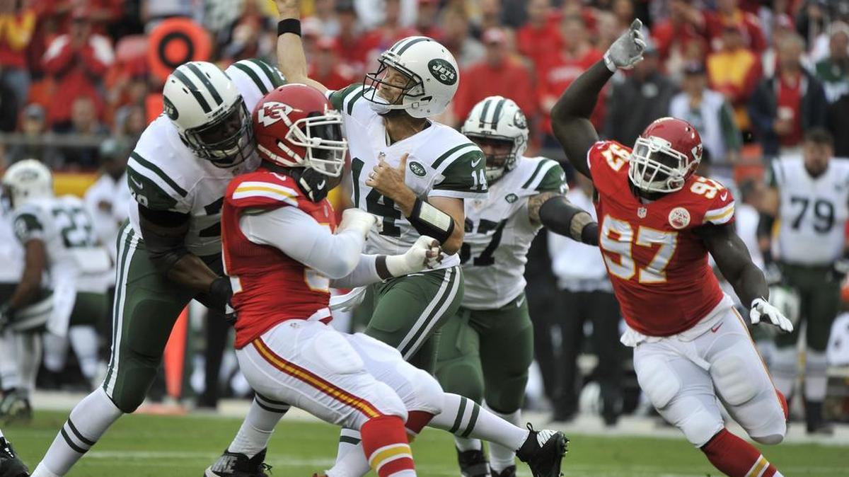 New York Jets quarterback Ryan Fitzpatrick, center, throws as Kansas City Chiefs defensive lineman Allen Bailey (97) closes in, during the first half of an NFL football game in Kansas City, Mo., Sunday, Sept. 25, 2016. (AP Photo/Ed Zurga)