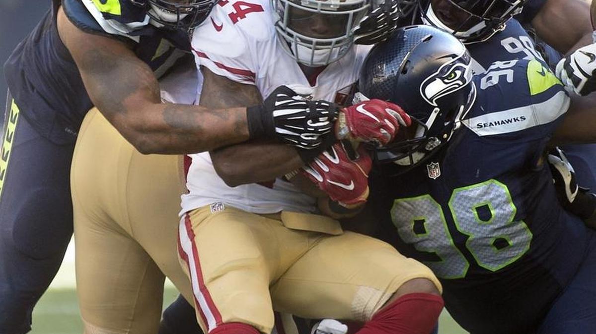 Garrison Smith (98) in on a tackle last season in a win over San Francisco, one of three games the defensive lineman played before going on Seattle’s injured-reserve list last season. On Tuesday, the Seahawks signed Smith off their practice squad to the active roster. They waived defensive end David Bass.