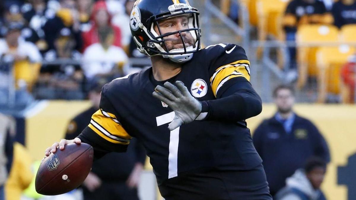 FILE - In this Nov. 15, 2015, file photo, Pittsburgh Steelers quarterback Ben Roethlisberger (7) plays in an NFL football game against the Cleveland Browns, in Pittsburgh.