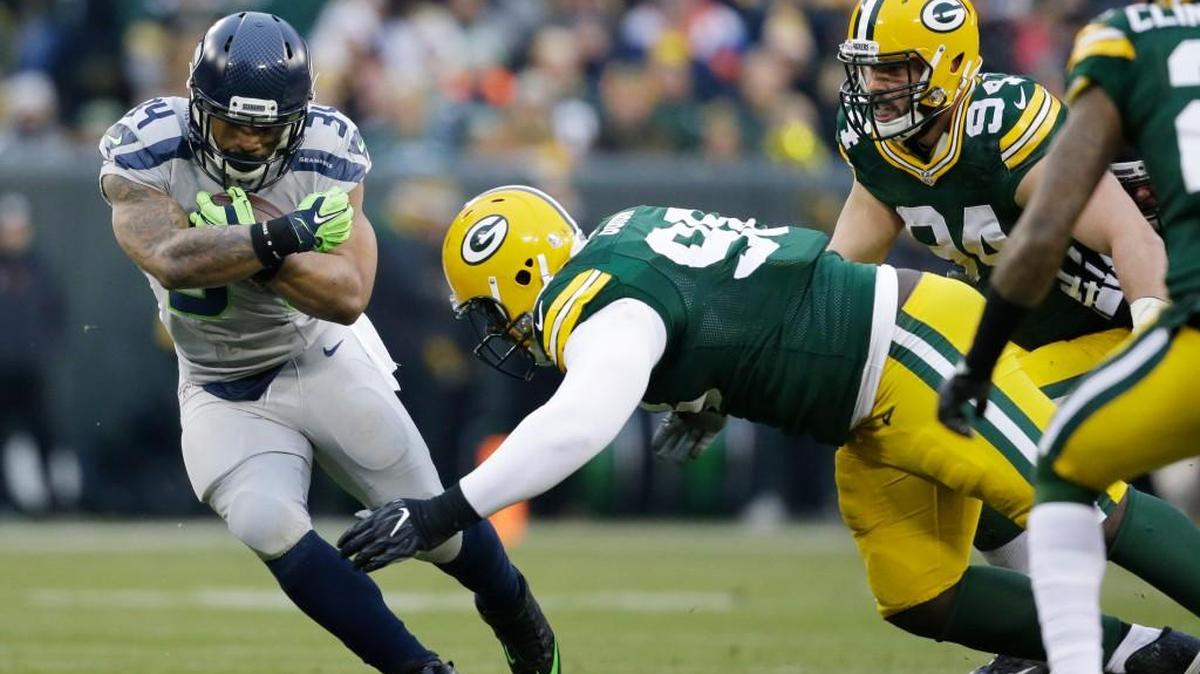 Seattle running back Thomas Rawls (34) rushed for 67 yards, but didn’t get many carries in the second half.