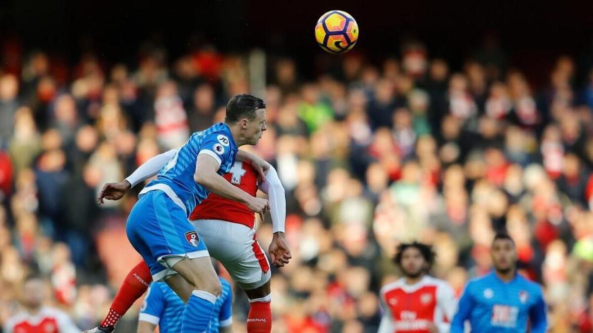 Arsenal’s Theo Walcott, rear, and Bournemouth’s Brad Smith, left, challenge for the ball during the English Premier League soccer match between Arsenal and Bornemouth at Emirates stadium in London, Sunday, Nov. 27, 2016. (AP Photo/Frank Augstein)