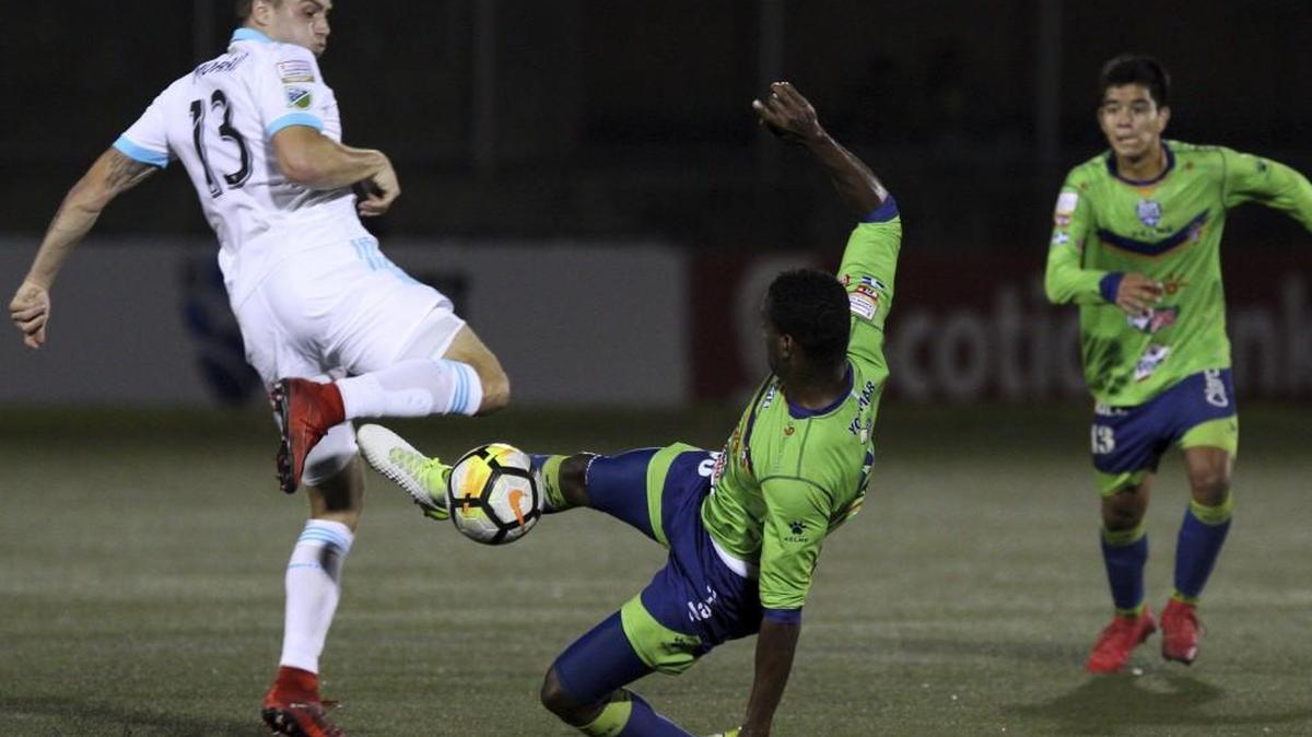 Jordan Morris of Seattle Sounders, left, battles Elieser Quinones of El Salvador's Santa Tecla during a CONCACAF Champions League match in San Salvador, El Salvador on Thursday. Morris tore his ACL in the game and is out for the season.