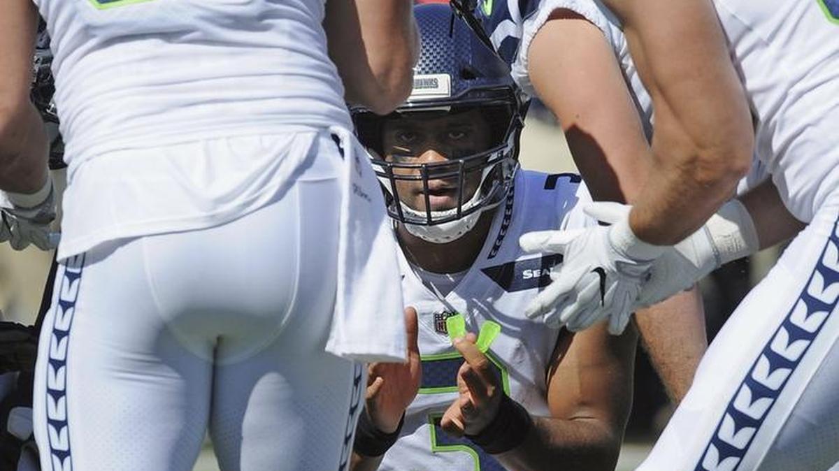 Seattle quarterback (3) Russell Wilson spent part of his bye week playing catch with Paul Richardson.