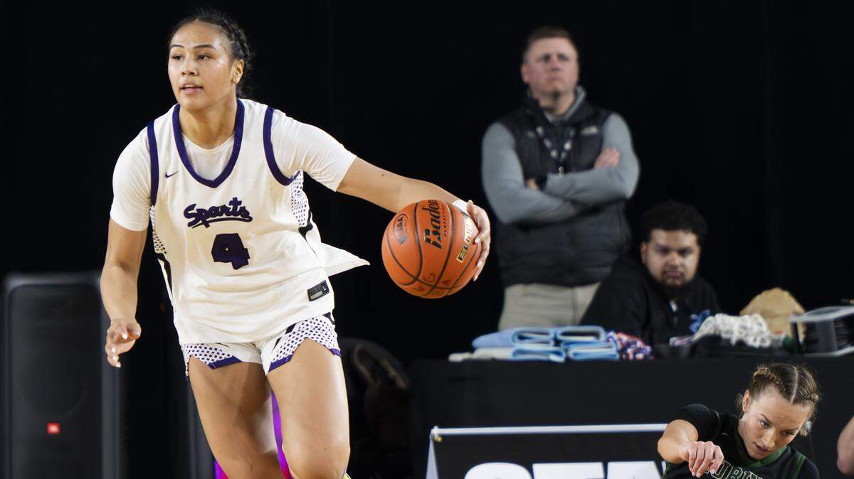 Sumner guard Kawehi Borden (4) brings the ball up court against Auburn during the first round of the 4A State Tournament at the Tacoma Dome, on Wednesday, March 4, 2026, in Tacoma, Wash.