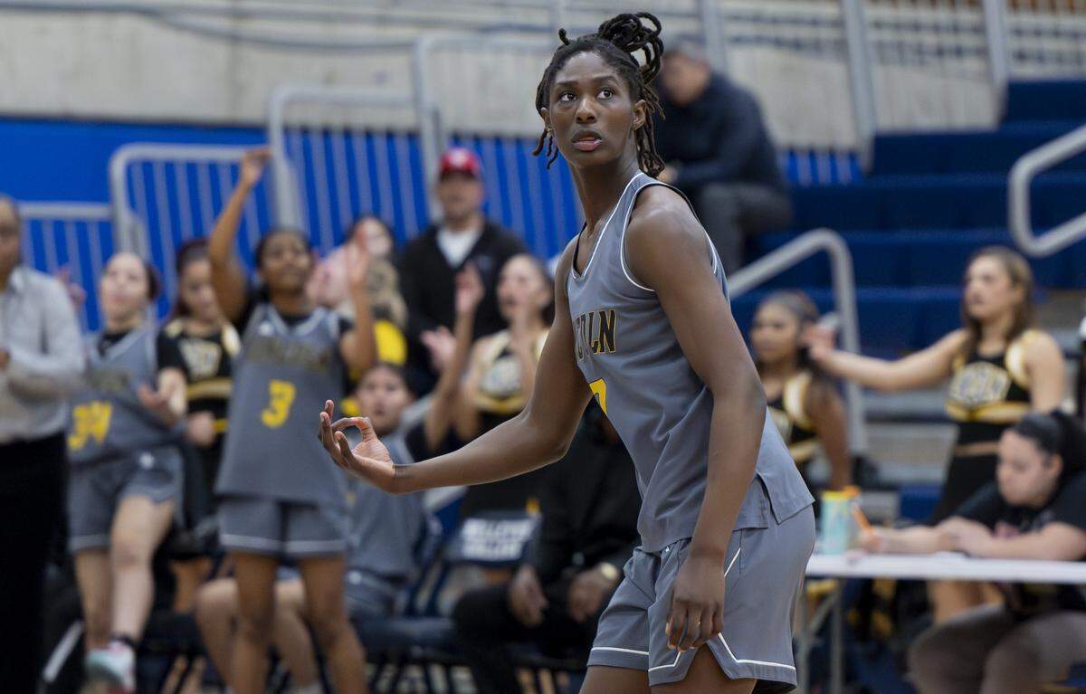Lincoln forward Oliviyah Edwards (0) reacts to a three-point basket against Lakeside during the regional round of the 3A state basketball tournament at Bellevue College, on Saturday, Feb. 28, 2026, in Bellevue, Wash.