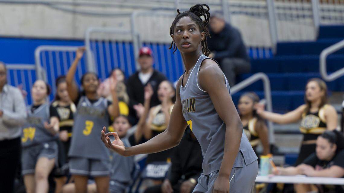 Tacoma’s Oliviyah Edwards, nation’s No. 2 player, goes out swinging for Lincoln