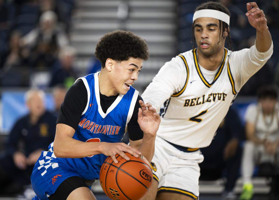 Auburn Mountainview guard Kolven Posey (0) dribbles against Bellevue guard Nicolas Norrah (2) during the first round of the 3A State Tournament at the Tacoma Dome, on Wednesday, March 4, 2026, in Tacoma, Wash.