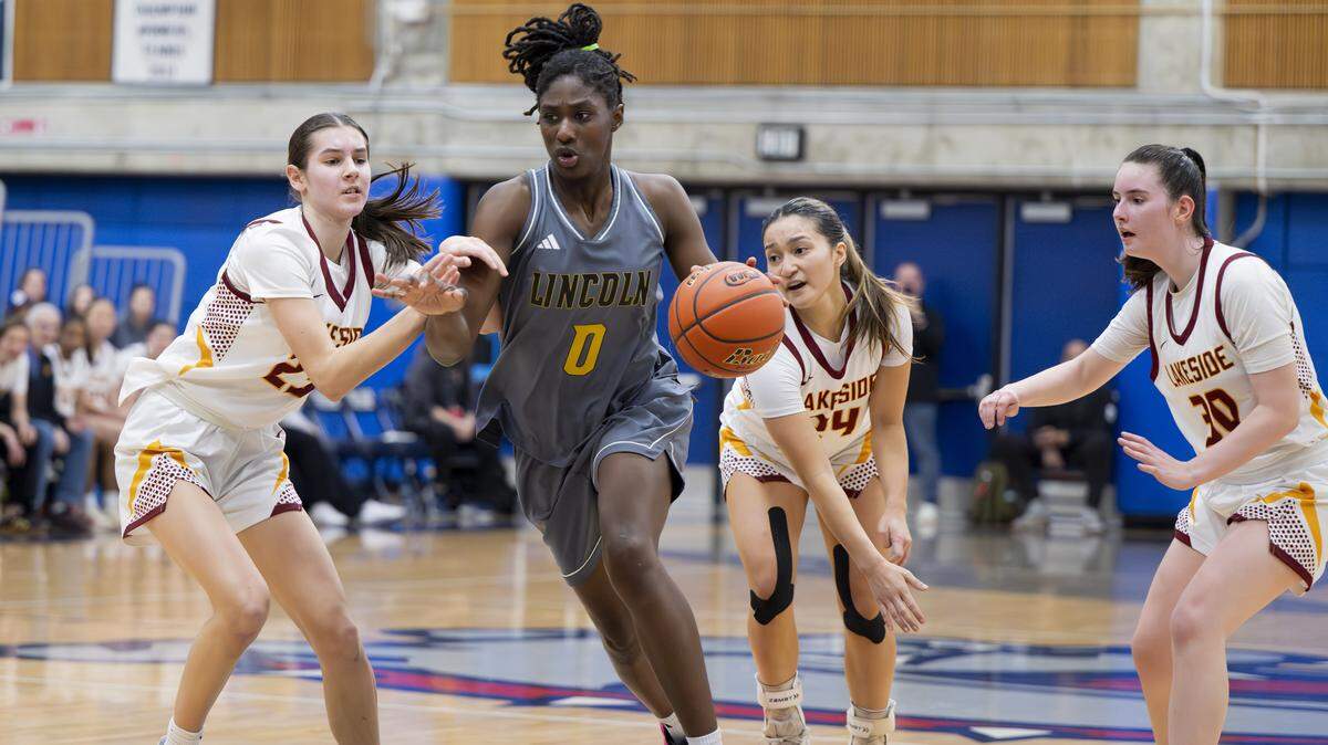 Lincoln forward Oliviyah Edwards (0) drives against Lakeside guard Kate Ma (25) during the regional round of the 3A state basketball tournament at Bellevue College, on Saturday, Feb. 28, 2026, in Bellevue, Wash.